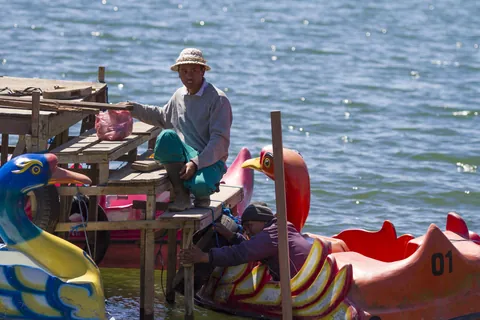 Workers at Pura Ulun Danau Bratan