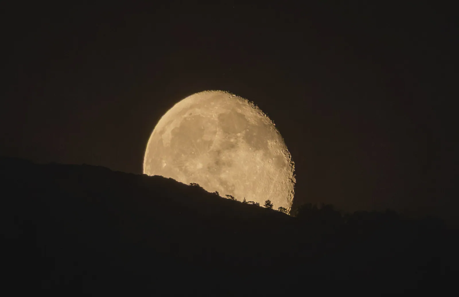 Waxing Gibbous moonrise over the Taygetos Mountains