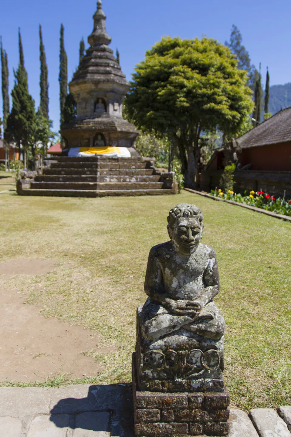 Statue at Pura Ulun Danau Bratan