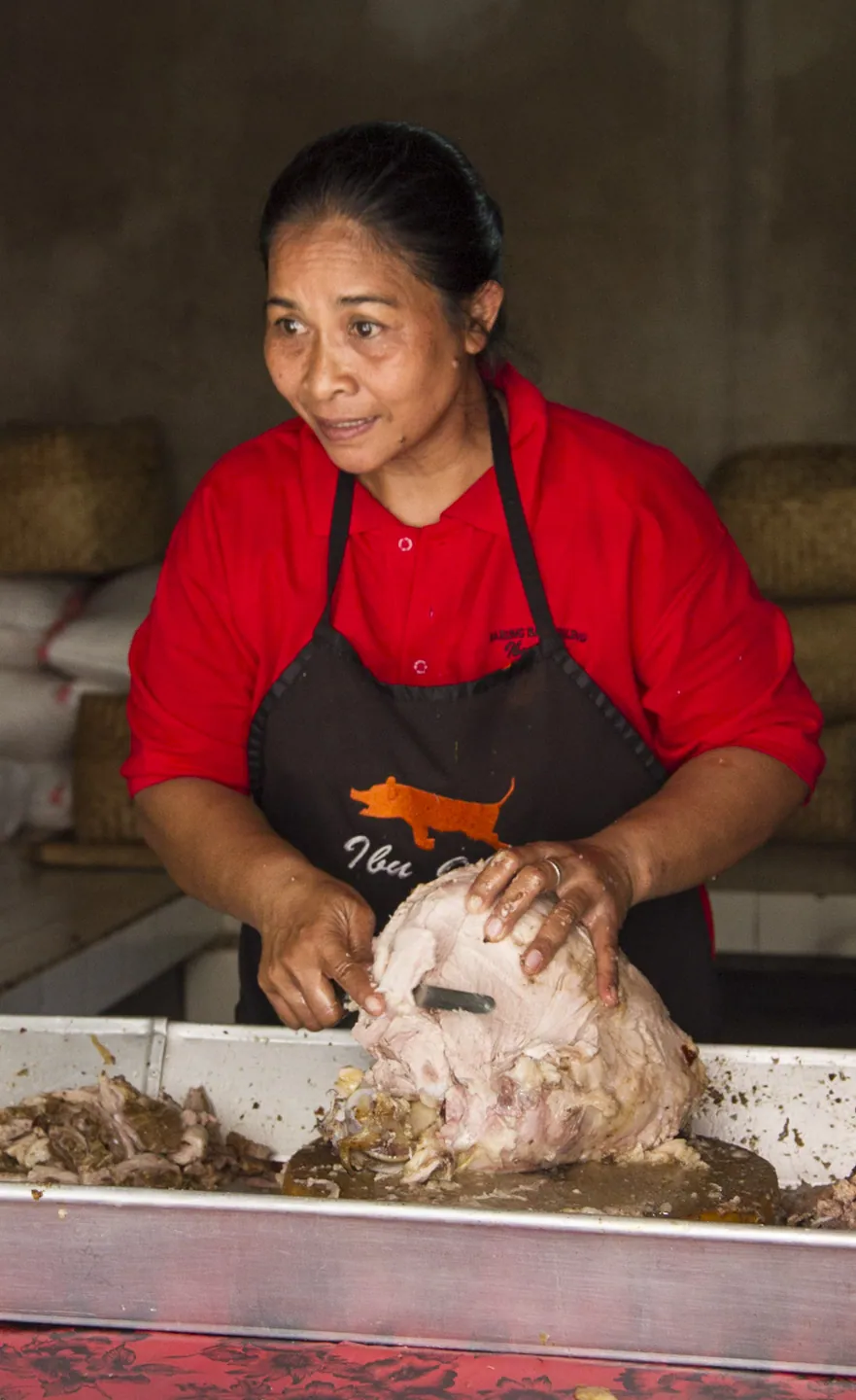 Carving up suckling pig ("babi guling"), Warung Ibu Oka, Ubud